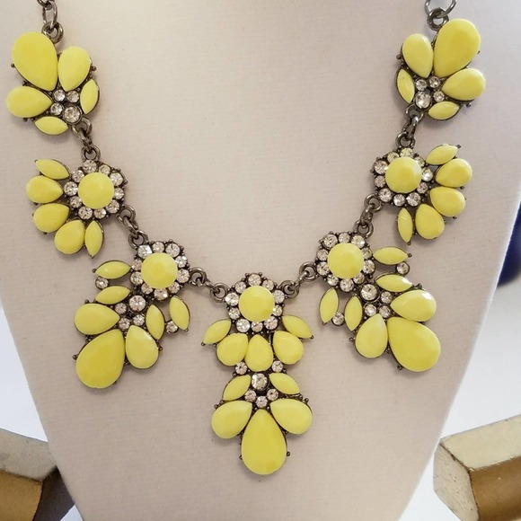 - Yellow Necklace Statement Piece Floral Bling Collar - Picture 6 of 7